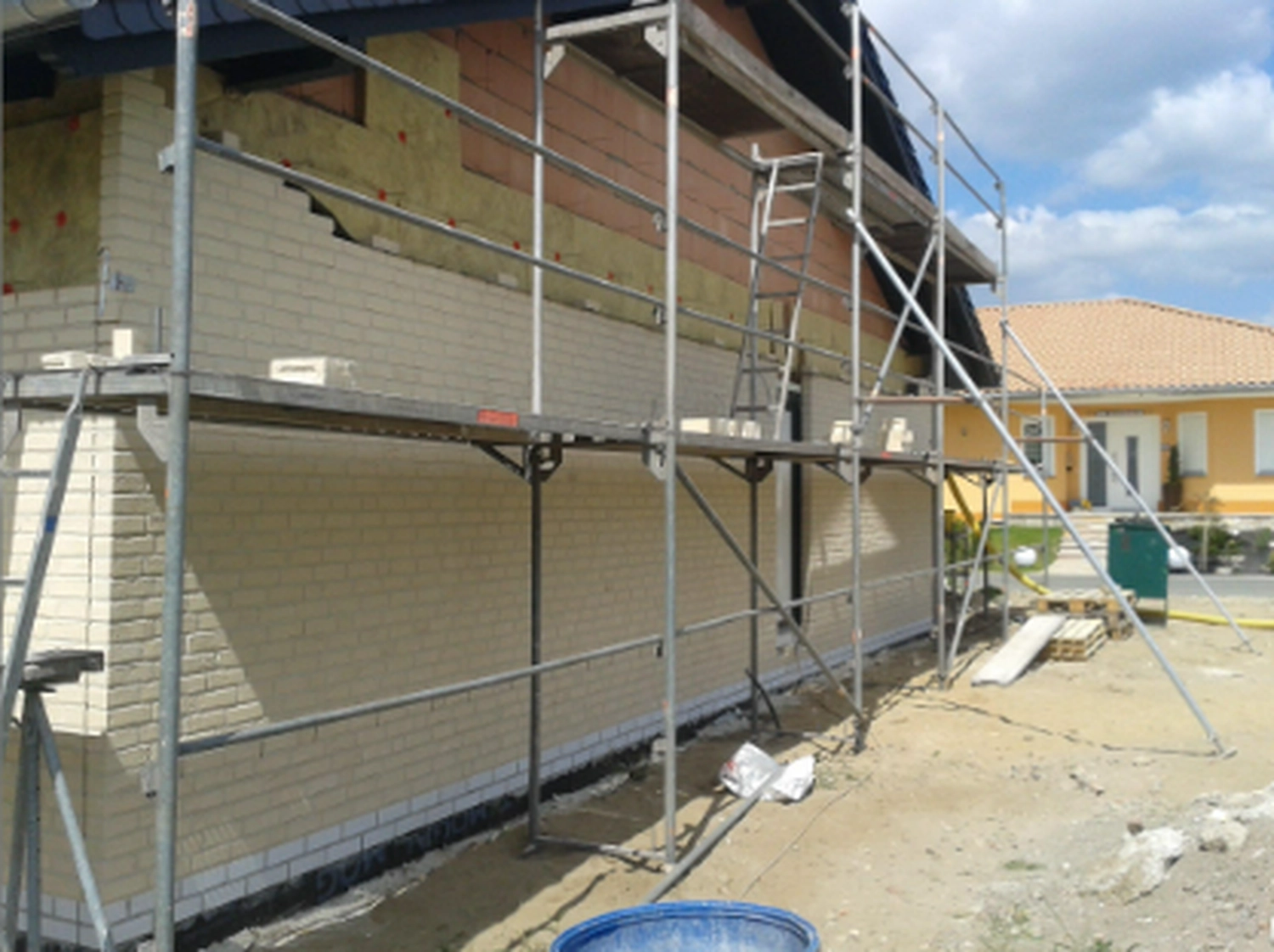 Albrecht Eschrich – Fassaden-Klinkerbau – ein im Bau oder in der Sanierung befindliches Gebäude mit besonderem Schwerpunkt auf der Außenwanddämmung und dem Mauerwerk.